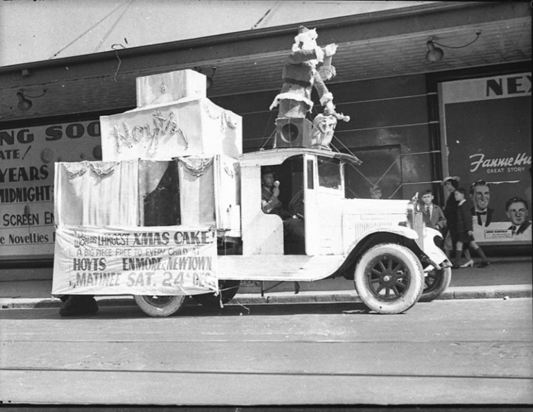Hoyts lorry, offering a free piece Christmas cake to each child attending a matinee show. By this point the theatre has been linked to the Hoyts chain. 